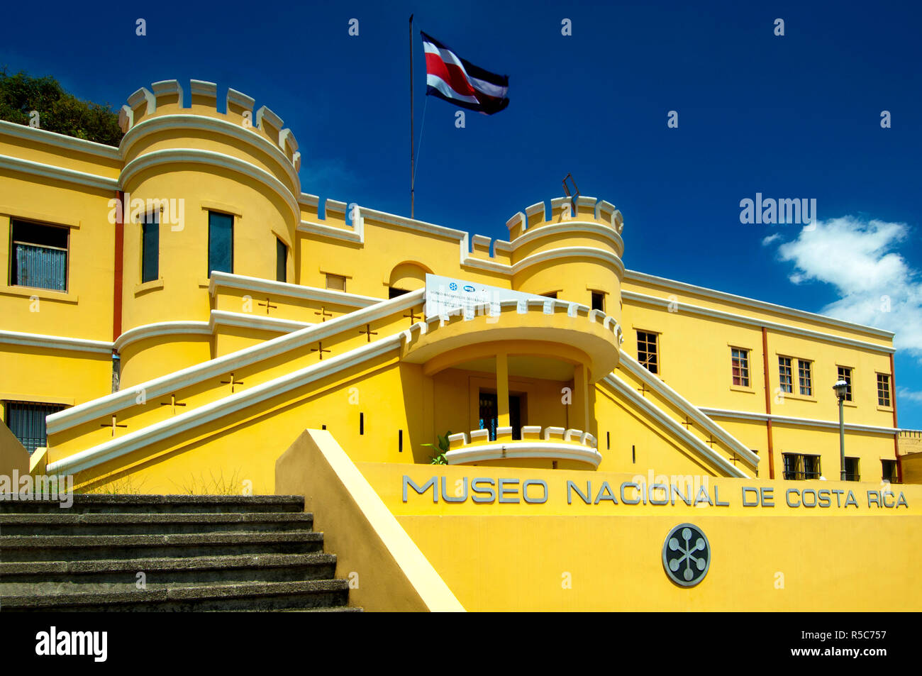 Costa Rica, San Jose, Museo Nazionale, Ex Caserma, rocca di Bellavista, Costa Rican Bandiera Foto Stock