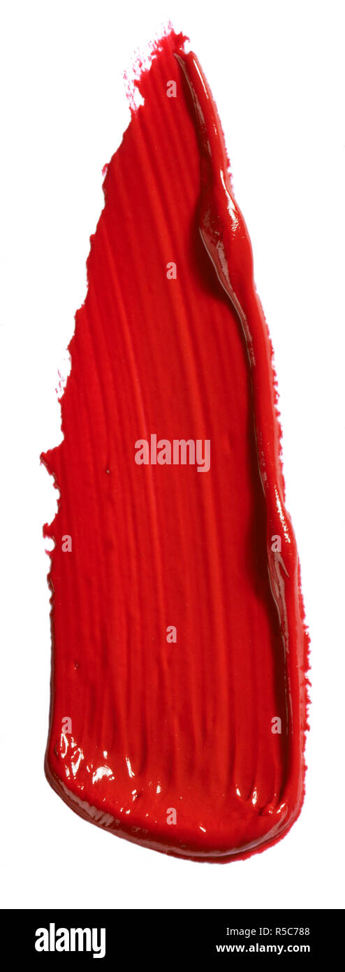 Una vita ancora tagliato fuori l'immagine del prodotto di un smear, sfiorare o campione di red lip gloss su sfondo bianco Foto Stock