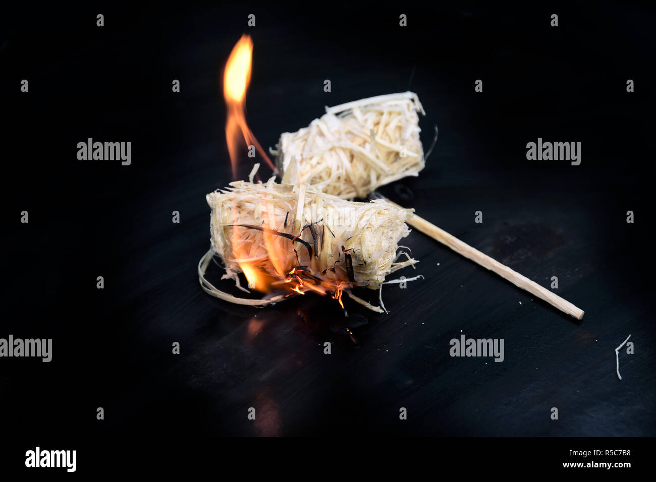 La combustione di legna di lana leggeri barbecue su un metallo nero ciotola, copia dello spazio, messa a fuoco selezionata Foto Stock