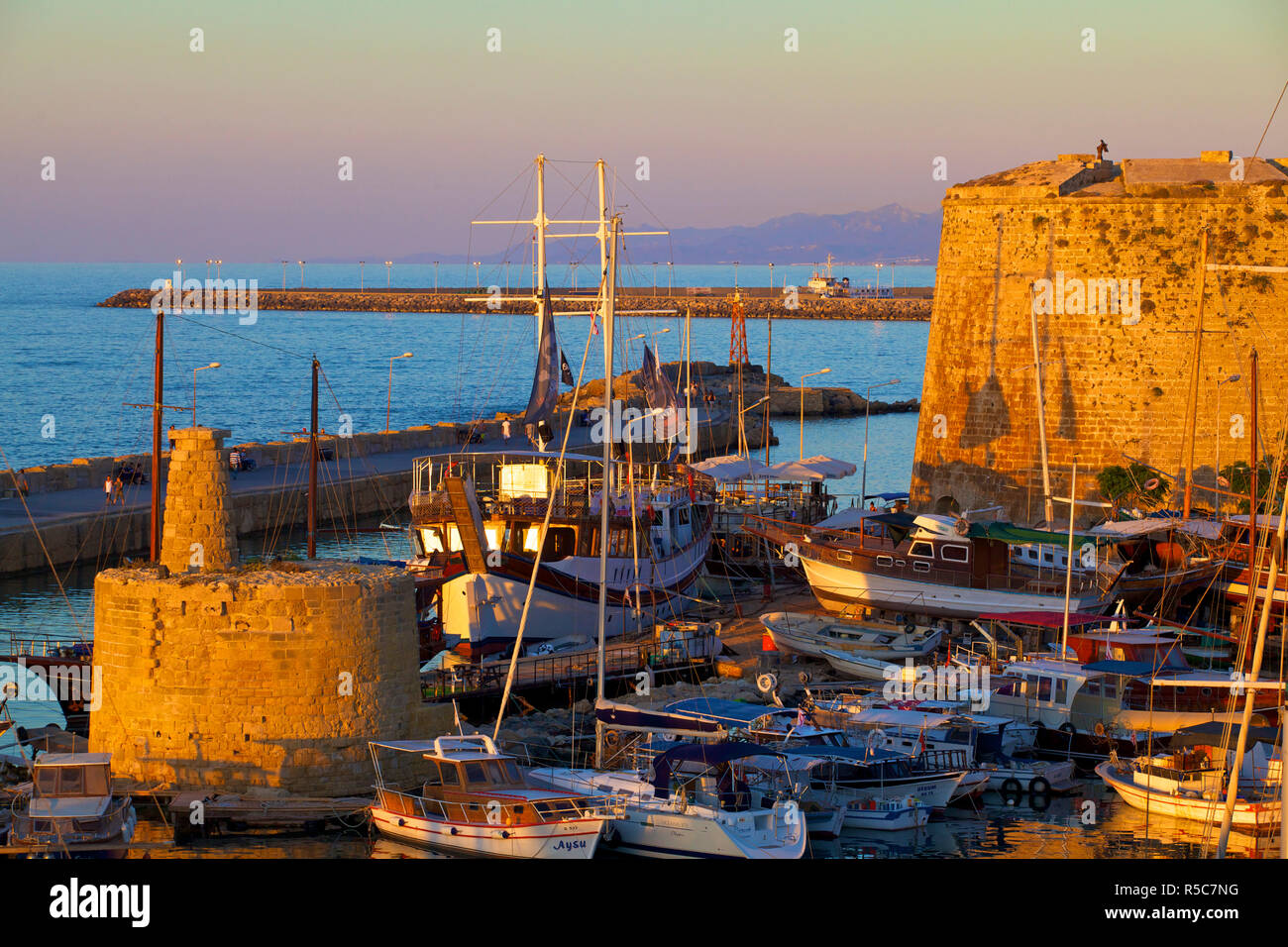 Kyrenia il castello e il porto, Kyrenia, Cipro del Nord Foto Stock