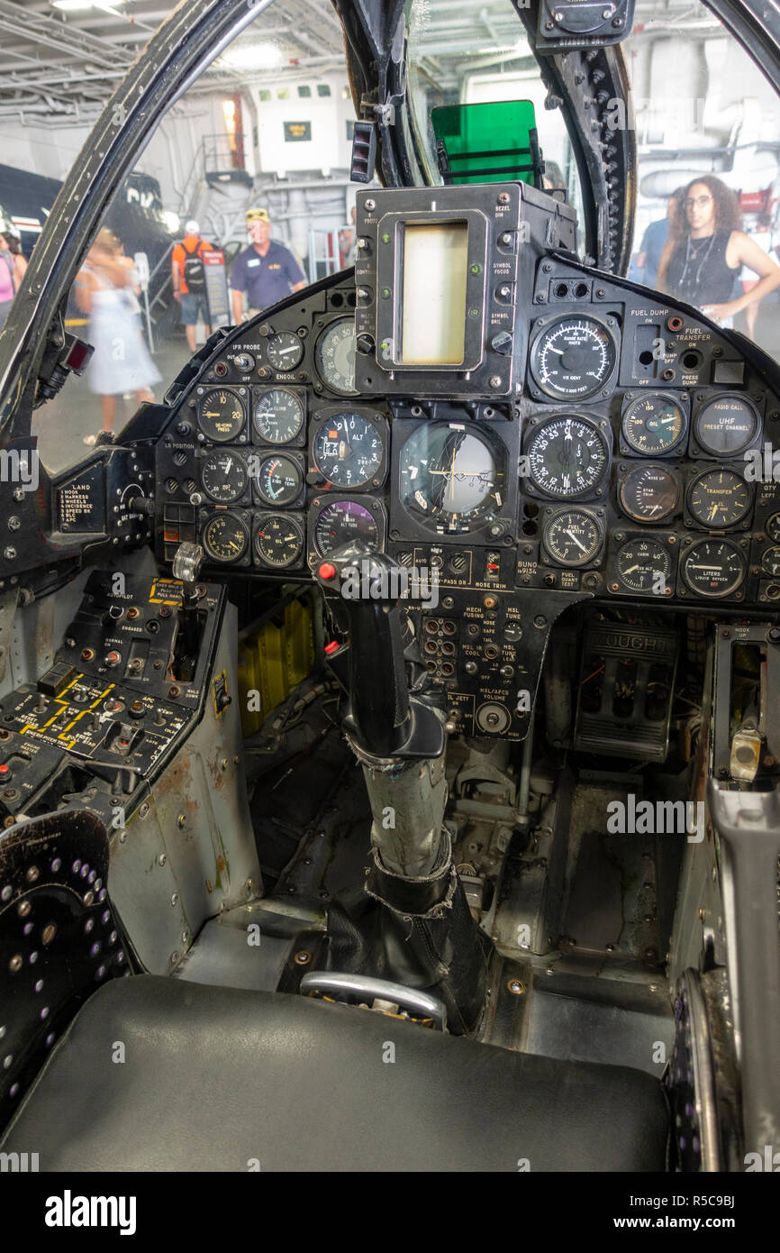 Il cockpit di un F-8 Crusader jet da combattimento, USS Midway, San Diego, California, Stati Uniti. Foto Stock