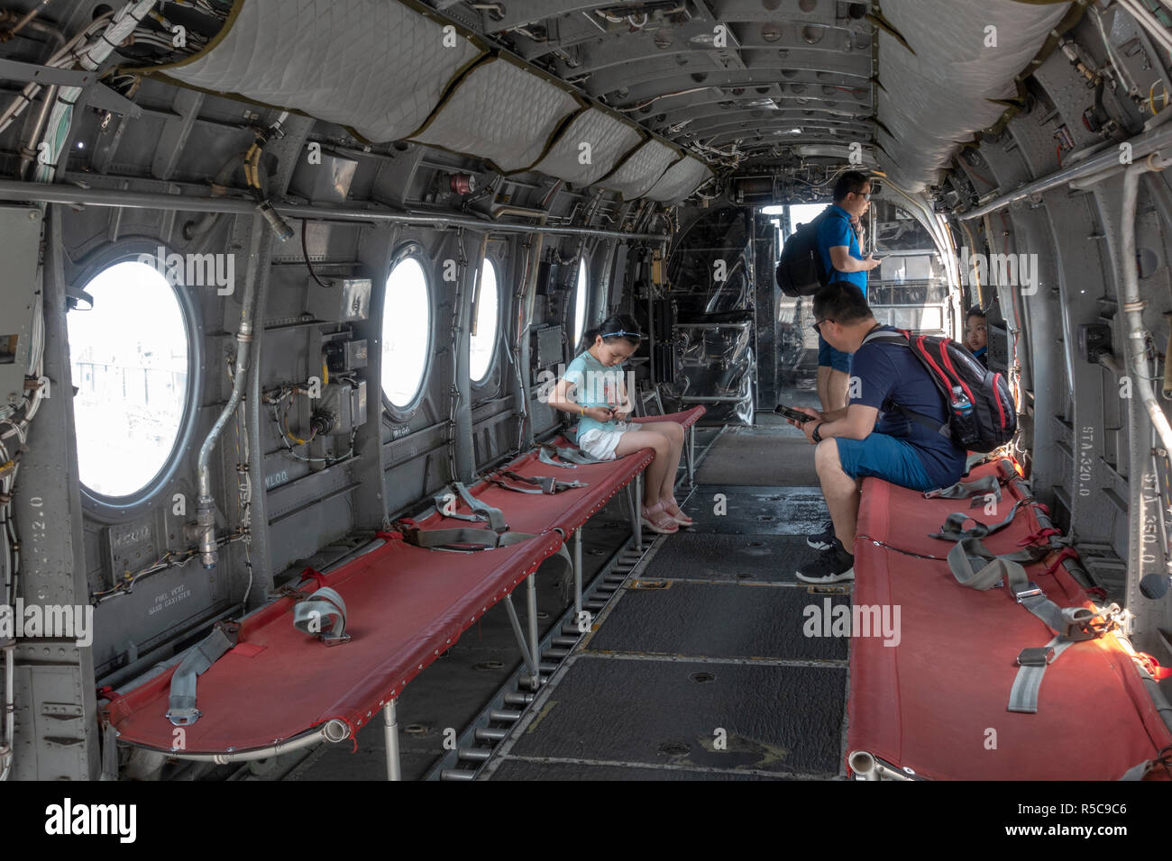 Vista interna di posti a sedere di un CH-46 Sea Knight elicottero, USS Midway, San Diego, California, Stati Uniti. Foto Stock