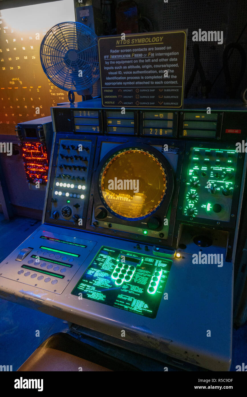 Un NTDS (Naval Tactical Data System) nella schermata Radar e console, USS Midway, San Diego, California, Stati Uniti. Foto Stock