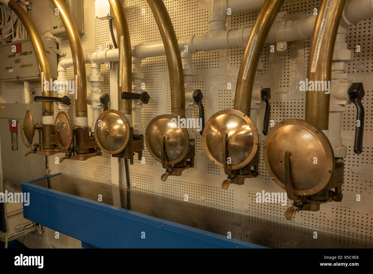 Messaggio di pneumatici tubi ("bunny tubi") in impianti radio Control Room, USS Midway, San Diego, California, Stati Uniti. Foto Stock