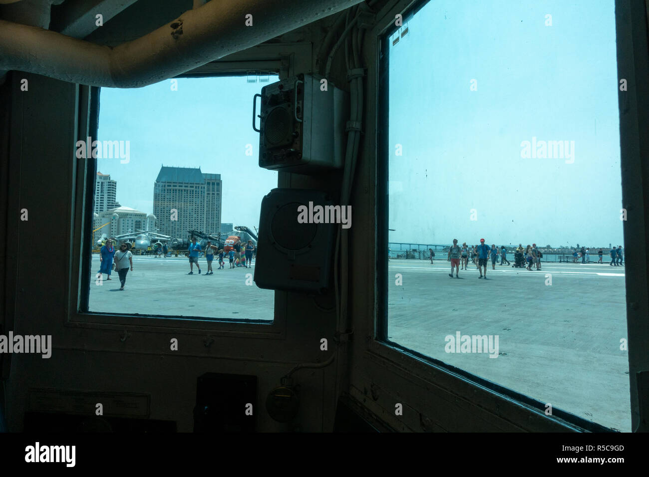 Vista dal ponte di volo sala di controllo sul ponte di volo della USS Midway Museum di San Diego, California, Stati Uniti. Foto Stock