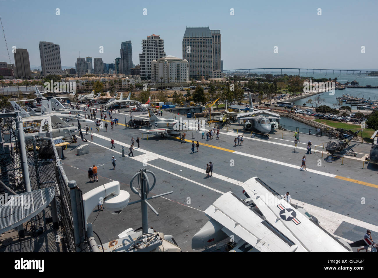 Vista generale attraverso il ponte di volo della USS Midway Museum, Baia di San Diego, California, Stati Uniti. Foto Stock