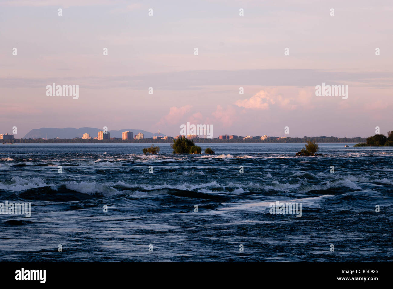 Lachine Rapids visto da the Rapids Park a Montreal, Canada al tramonto. Foto Stock