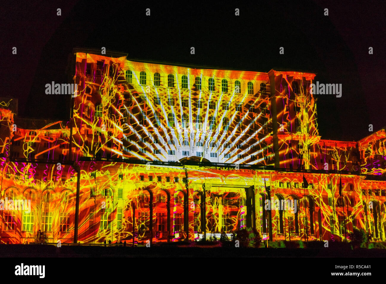 Settembre 16,2017 Bucarest/Romania - Il Parlamento rumeno utilizzato come tela di canapa per la IMAPP 2017 Video Concorso di mappatura, evento gratuito durante il annua Foto Stock