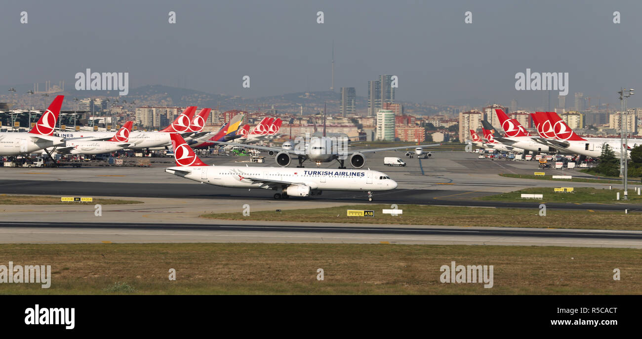 ISTANBUL, Turchia - 05 agosto 2018: velivoli in aprone di Istanbul Ataturk. Foto Stock