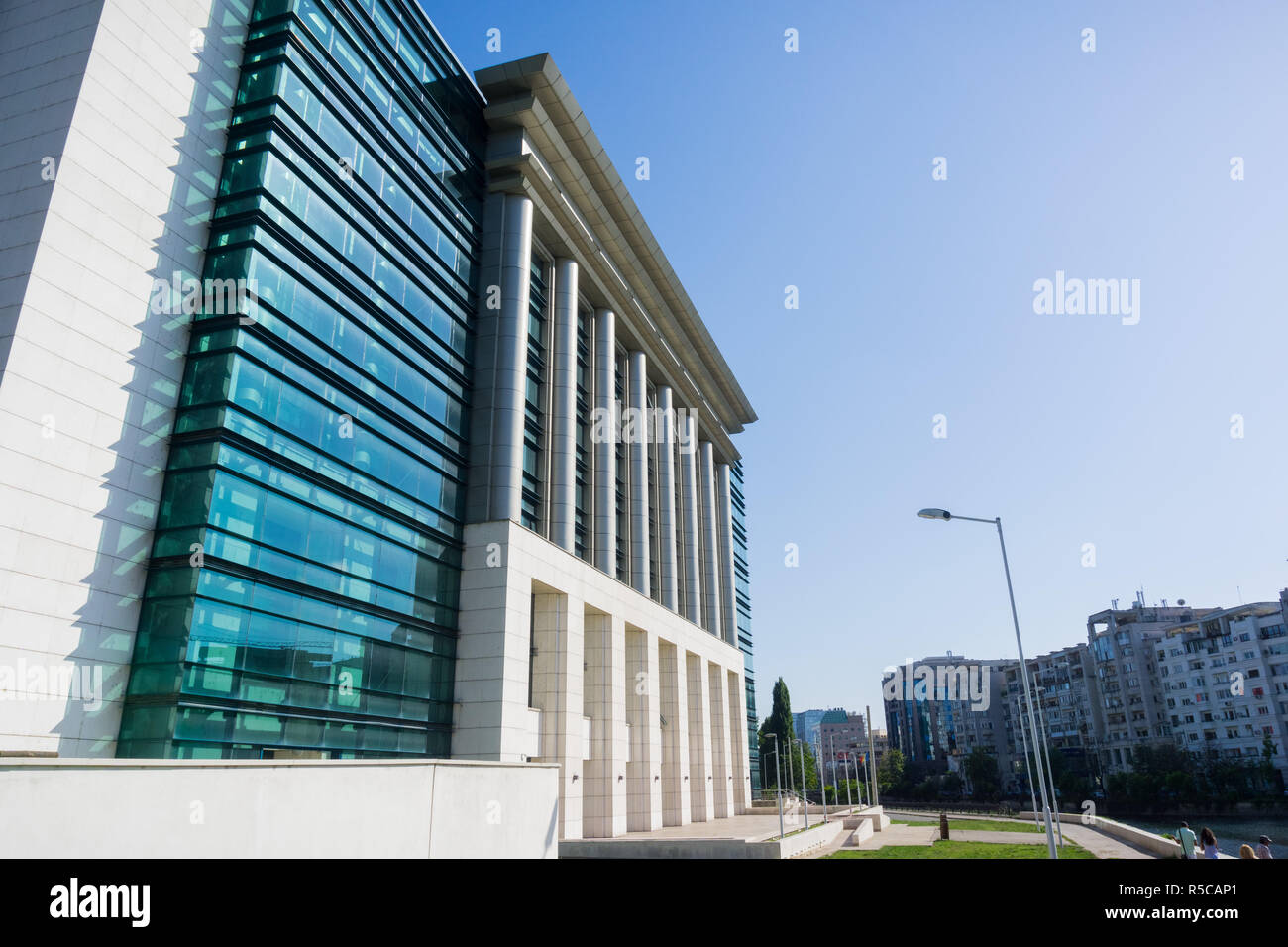 Settembre 18, 2017 Bucarest/Romania - Close up della facciata della nuova e moderna biblioteca nazionale della Romania edificio Foto Stock