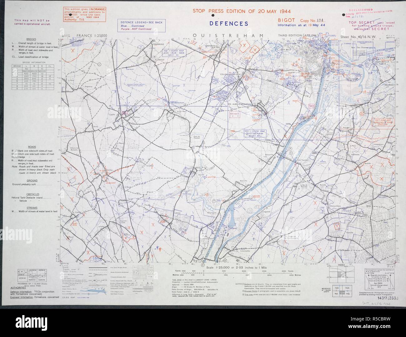 Francia 1:25.000 difese, razzista, Ouistreham. Mappa di sbarco in Normandia. Informazioni difesa sovrastampati in blu, rosso e viola sul GSGS 4347. La dicitura Top Secret - declassificati. . Francia 1:25.000 difese, razzista. [Londra] : Ufficio di guerra, 1944. Colore ; 40x60cm.; Scala 1:25 000. Fonte: maps.14317.(259) Foglio 40-16. Foto Stock