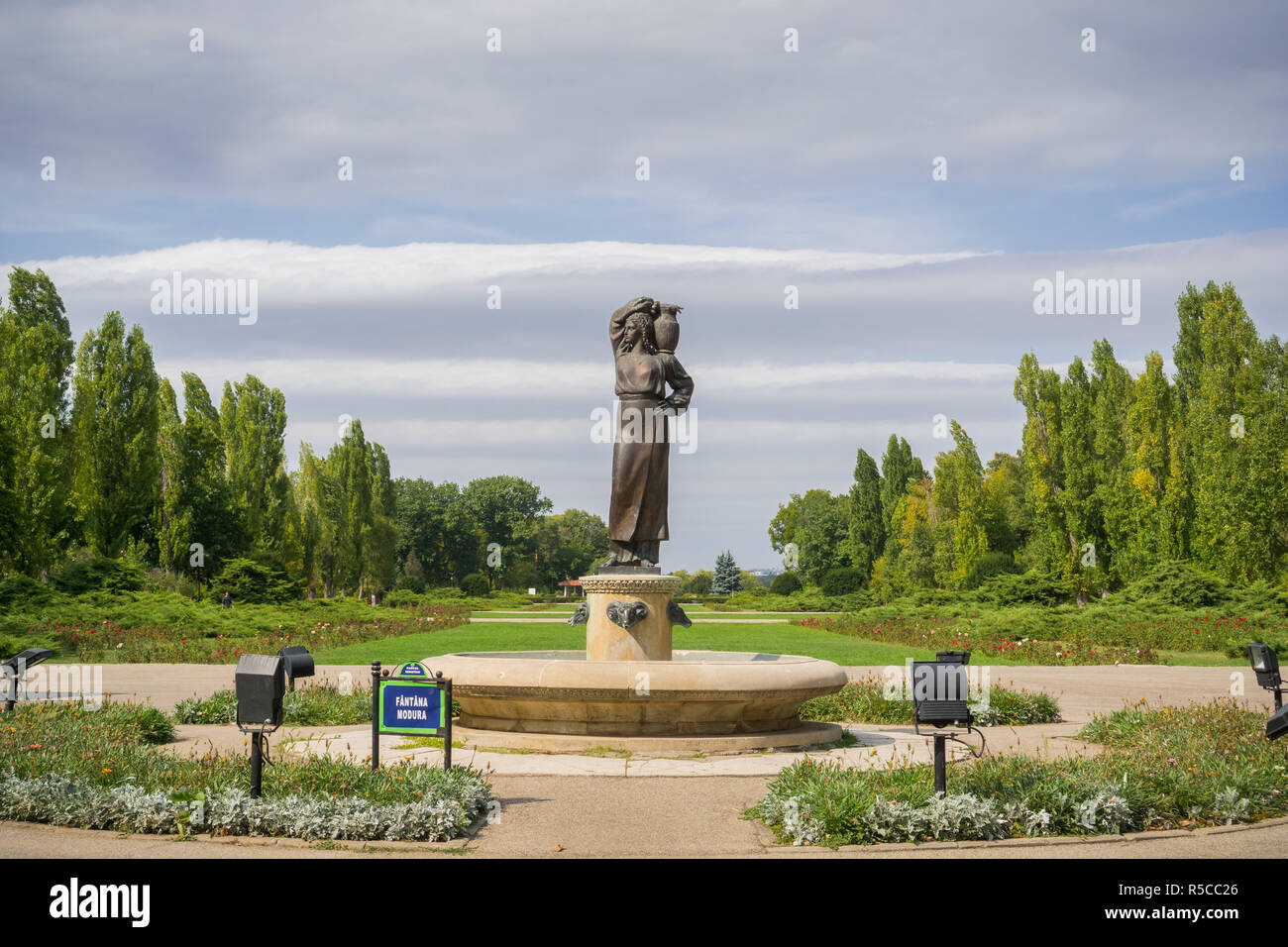 Statua a uno degli ingressi nel Parco Herastrau Bucarest, Romania Foto Stock