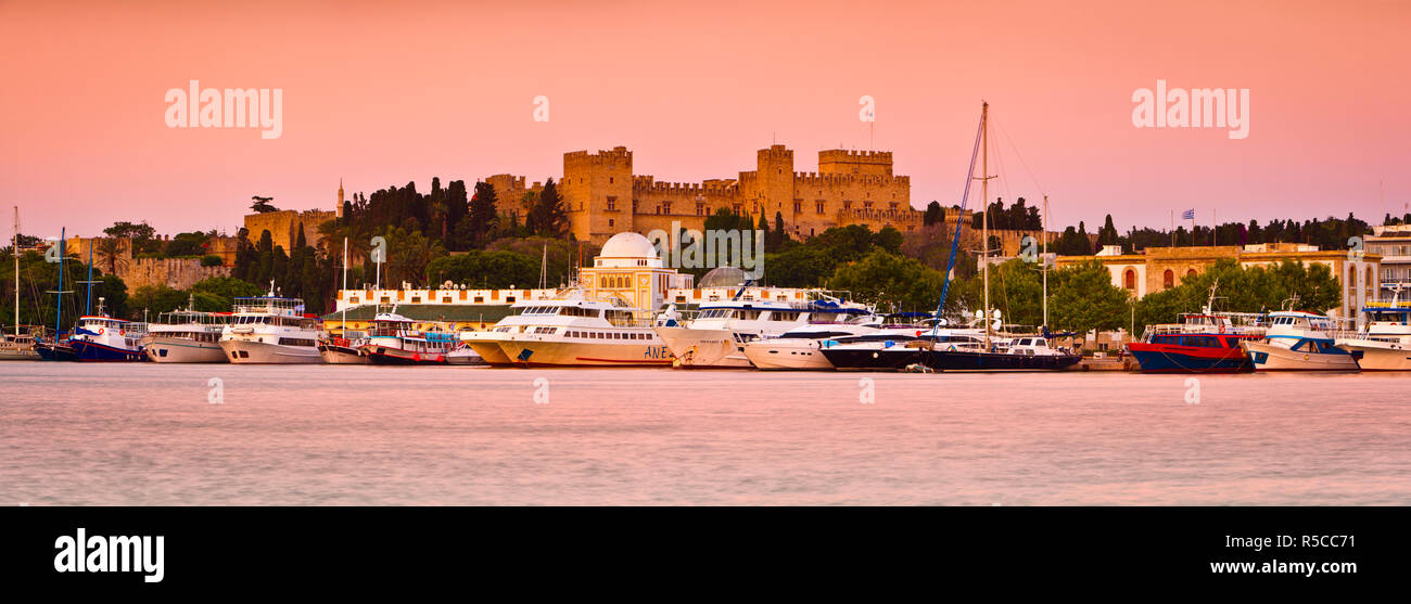 Palazzo del Gran Maestro & Mandraki Harbour accesa all'alba, Rodi, Rodi, Grecia Foto Stock