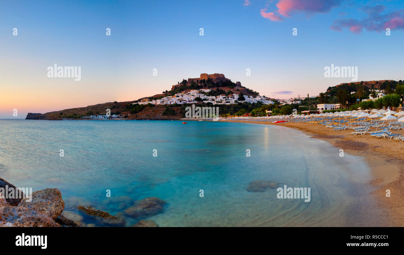 Acropoli di Lindos & Villaggio, Lindos, Rodi, Grecia Foto Stock