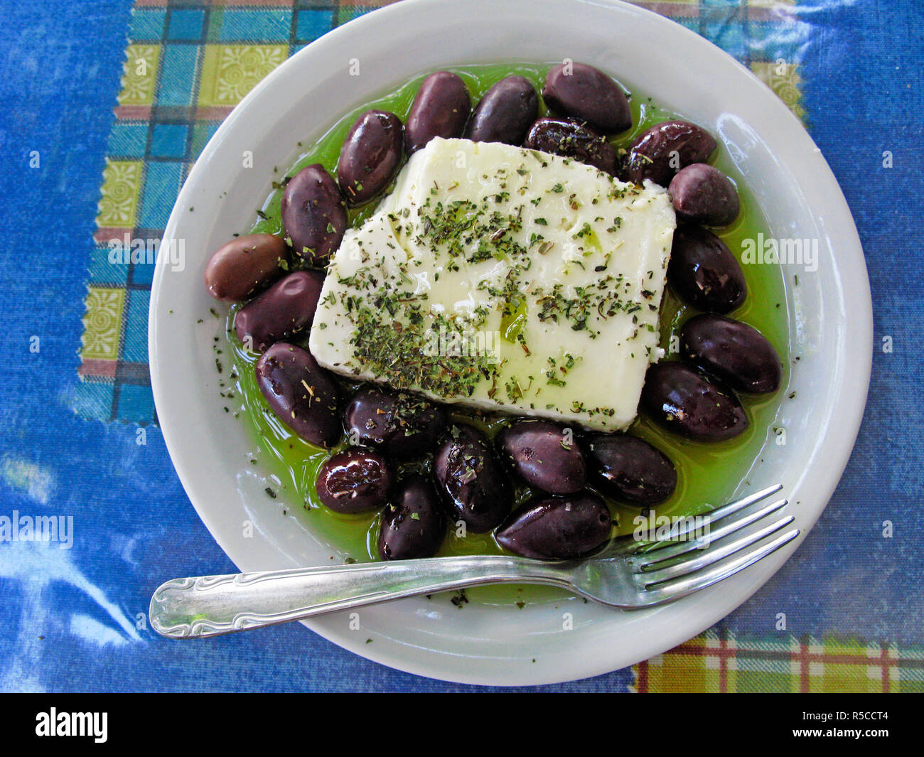 Il greco il formaggio feta e olive in olio e cosparsi con un lttle origano. Paleochora, sud di Creta, Grecia Foto Stock