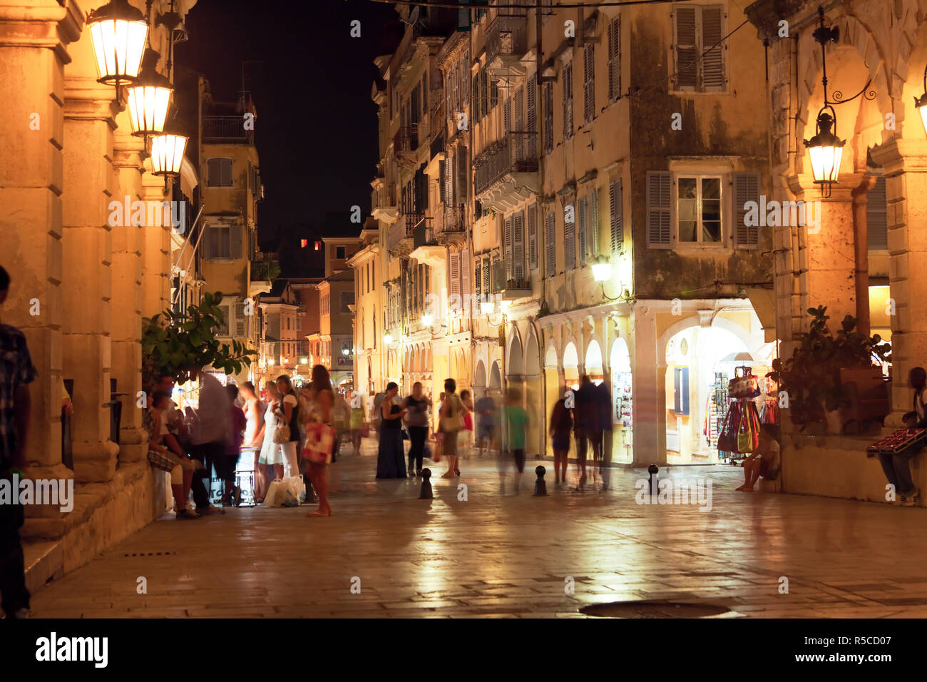 Attiva vita notturna durante stagioni turistiche, Corfu, l'isola di Corfù, Grecia Foto Stock