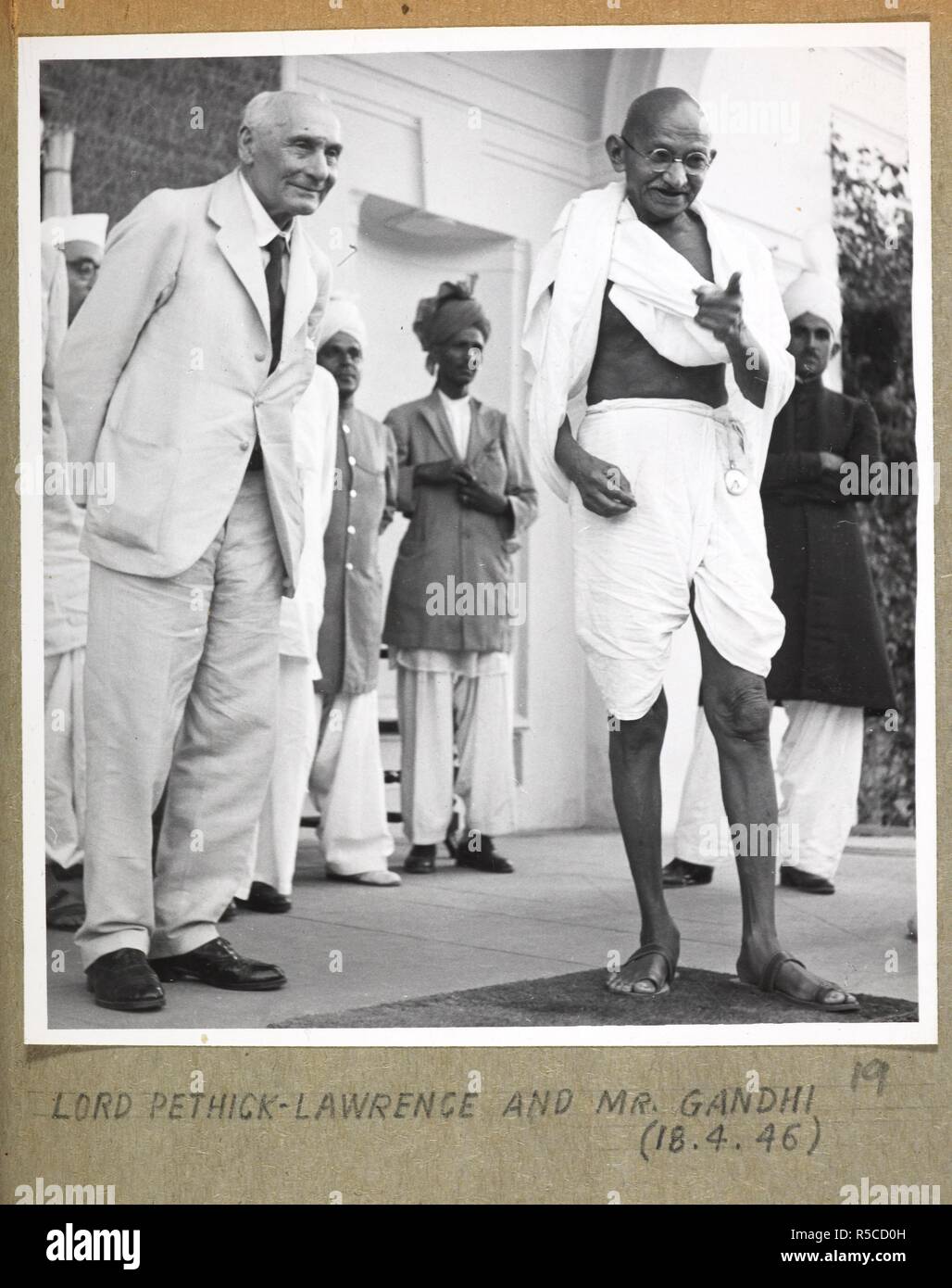 Signore Pethick-Lawrence e signor Gandhi. Joyce raccolta: Cabnet missione in India - 1946 - Volume II. In India il 18 aprile 1946. Fonte: Photo 134/2(19). Autore: Premere Information Bureau. Foto Stock