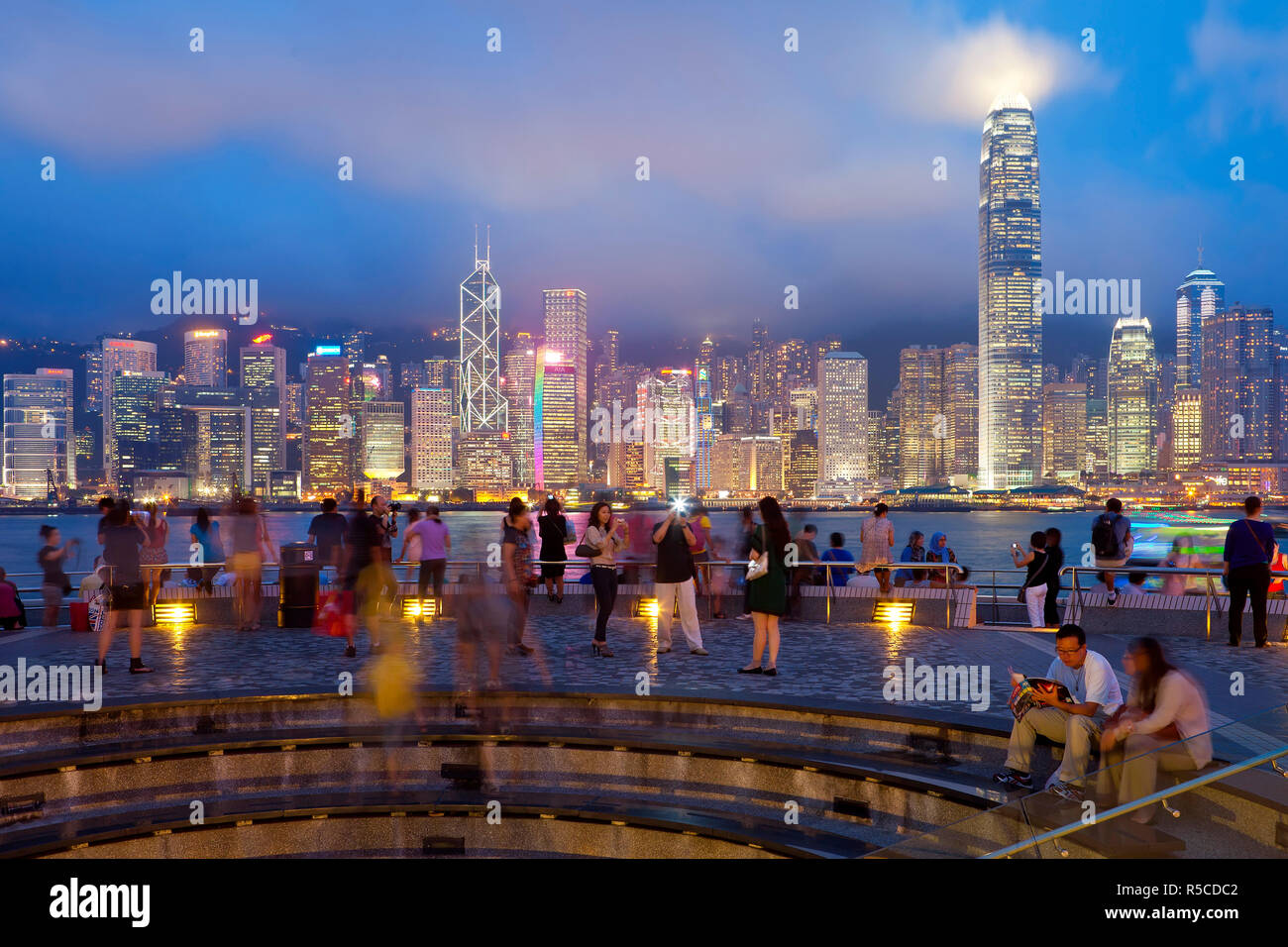 Skyline di Hong Kong al crepuscolo, centrale degli affari e il quartiere finanziario, la Bank of China building, Isola di Hong Kong, Cina Foto Stock