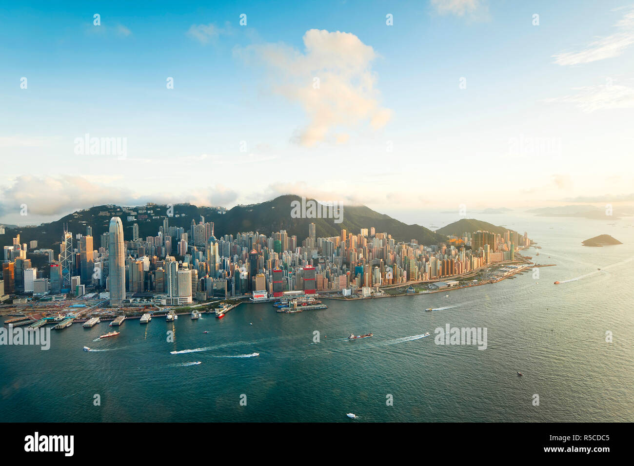 Porto di Hong Kong, & Central skyline, Isola di Hong Kong, Hong Kong, Cina Foto Stock