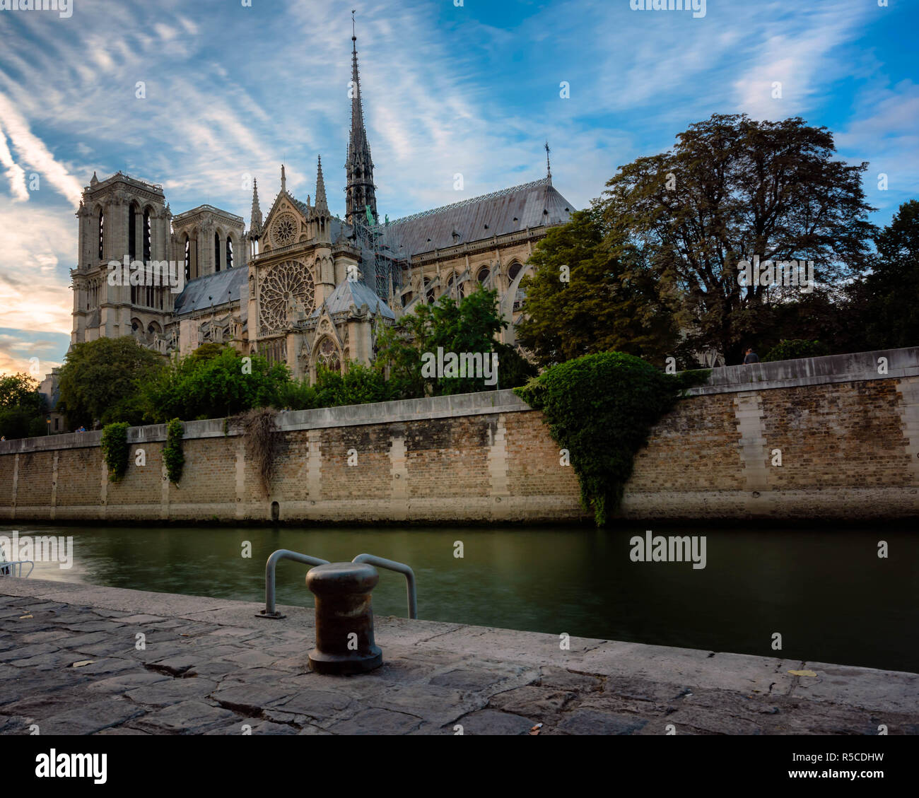 Notre damme cattedrale sotto il cielo blu durante l ora d'oro. Parigi Francia Foto Stock