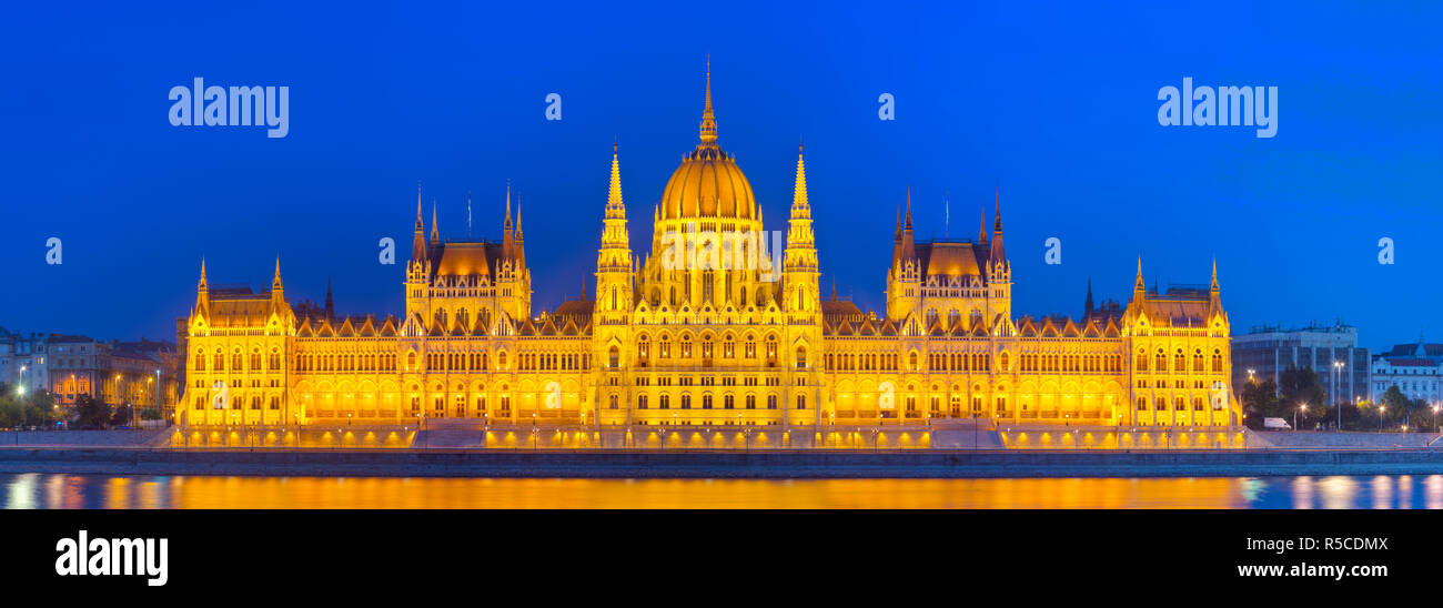 Parlamento ungherese Building & Il Fiume Danubio illuminato al crepuscolo, Budapest, Ungheria Foto Stock