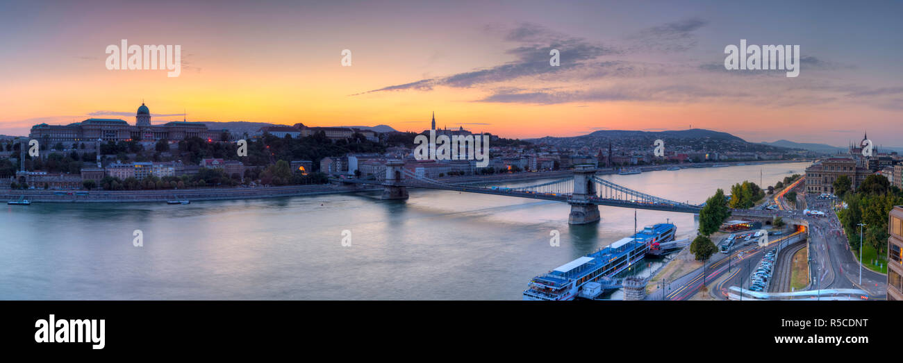 La Collina del Castello e il fiume Danubio illuminato al tramonto, sulla Collina del Castello, Budapest, Ungheria Foto Stock
