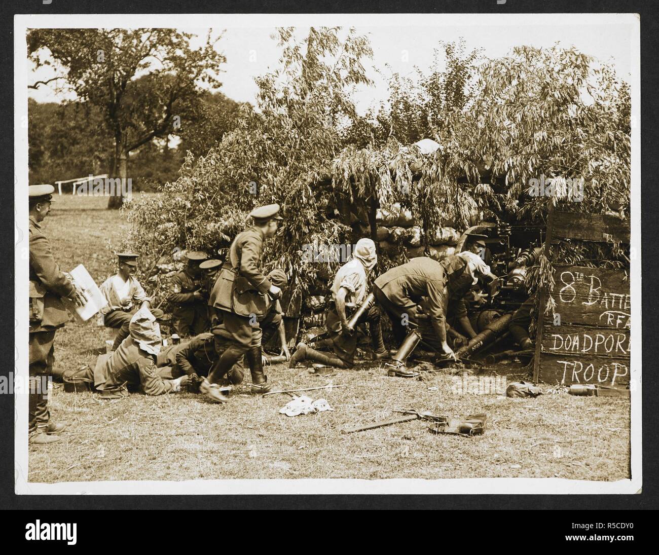 Una pistola in azione [St Floris, Francia]. Equipaggio di pistola della 8a batteria (XIII Brigata), campo Royal Artillery in azione qui visto dietro la sabbia-insaccò, mimetizzata pistola. 30 lug 1915. Record dell'esercito indiano in Europa durante la Prima Guerra Mondiale. Xx secolo, 30 lug 1915. Gelatina stampe d'argento. Fonte: Foto 24/(169). Autore: Girdwood, H. D. Foto Stock