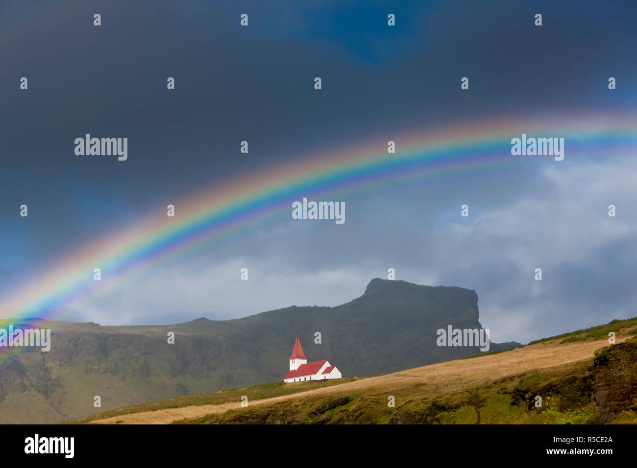 Rainbow sulla Chiesa, Vik, Islanda Foto Stock