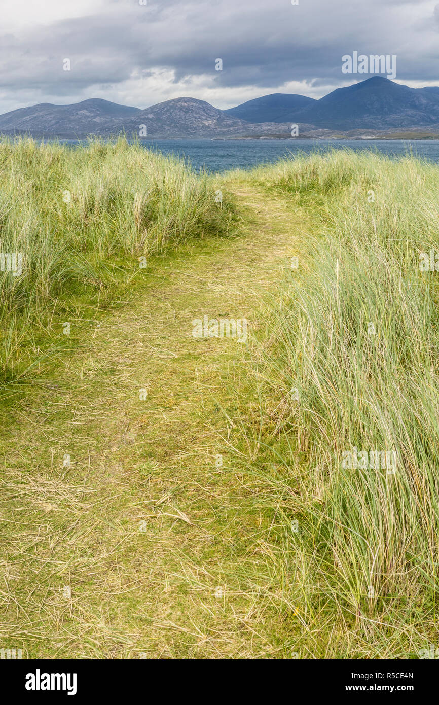 Il percorso che conduce alla spiaggia di Luskentire, Isle of Harris, Ebridi Esterne, Scotland, Regno Unito Foto Stock