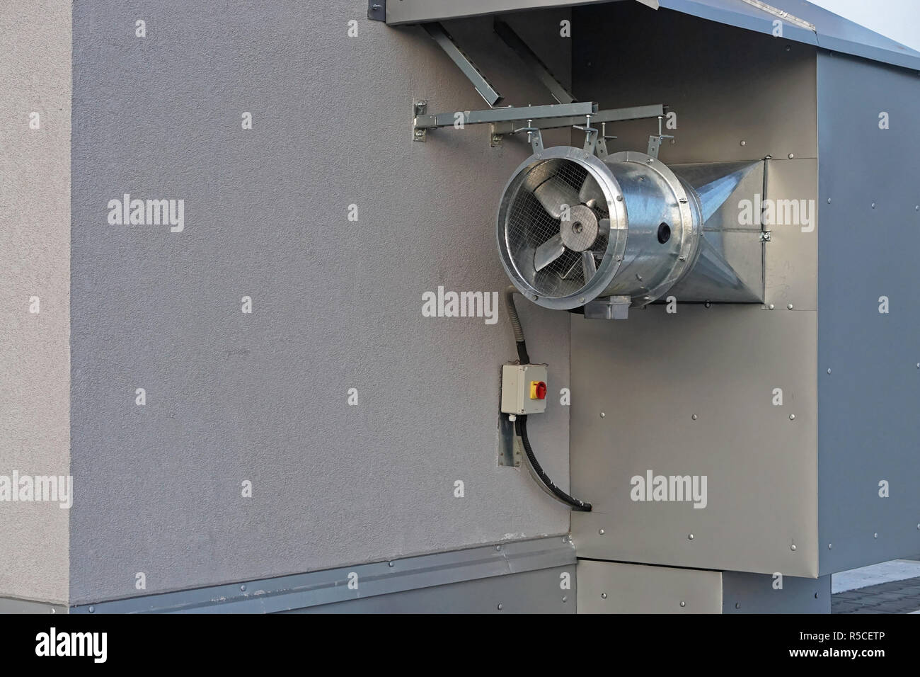 Il condotto di ventilazione aria della ventola IMPIANTI DI  TERMOVENTILAZIONE di ingresso Foto stock - Alamy