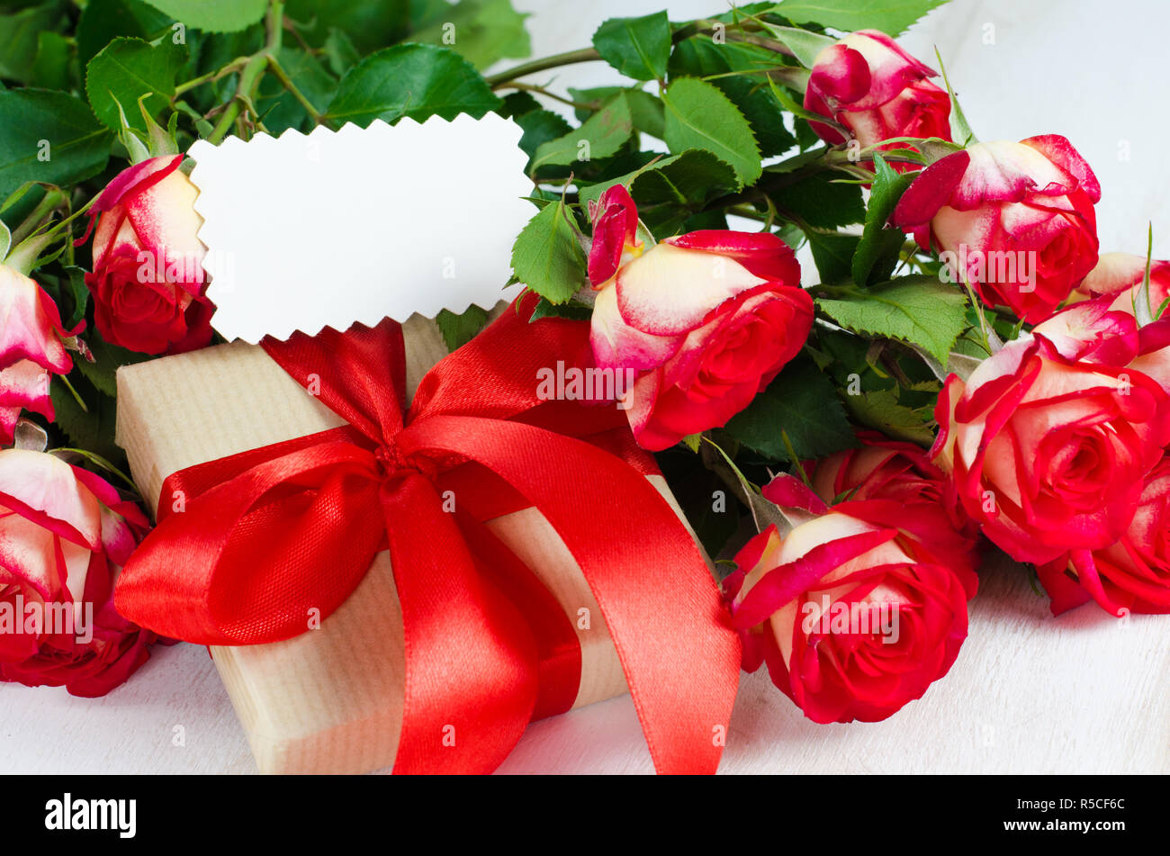 Svuotare Biglietto Di Auguri Con Copia Spazio Per Il Proprio Testo Rose Rosse E Confezione Regalo Per Il Compleanno Di San Valentino O La Festa Della Mamma Foto Stock Alamy