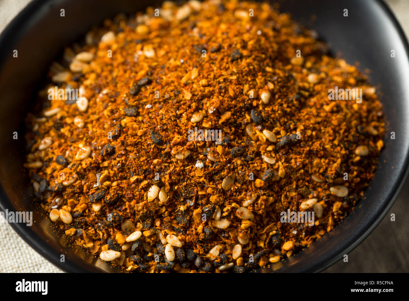 Organic giapponese di sette Shichimi Spice in una ciotola Foto Stock