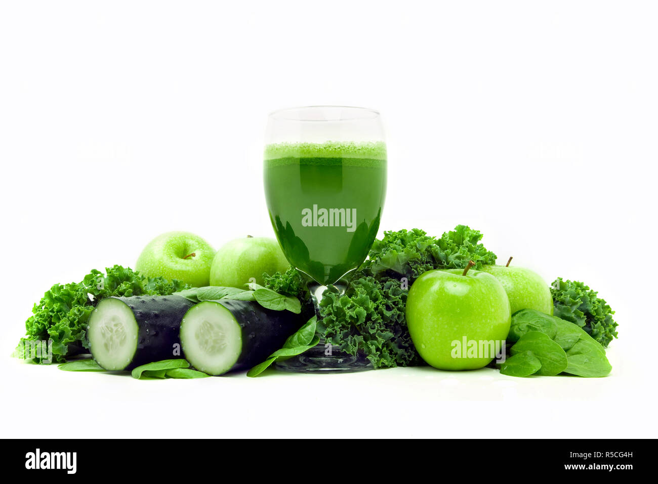 Un sano succo verde su sfondo bianco Foto Stock