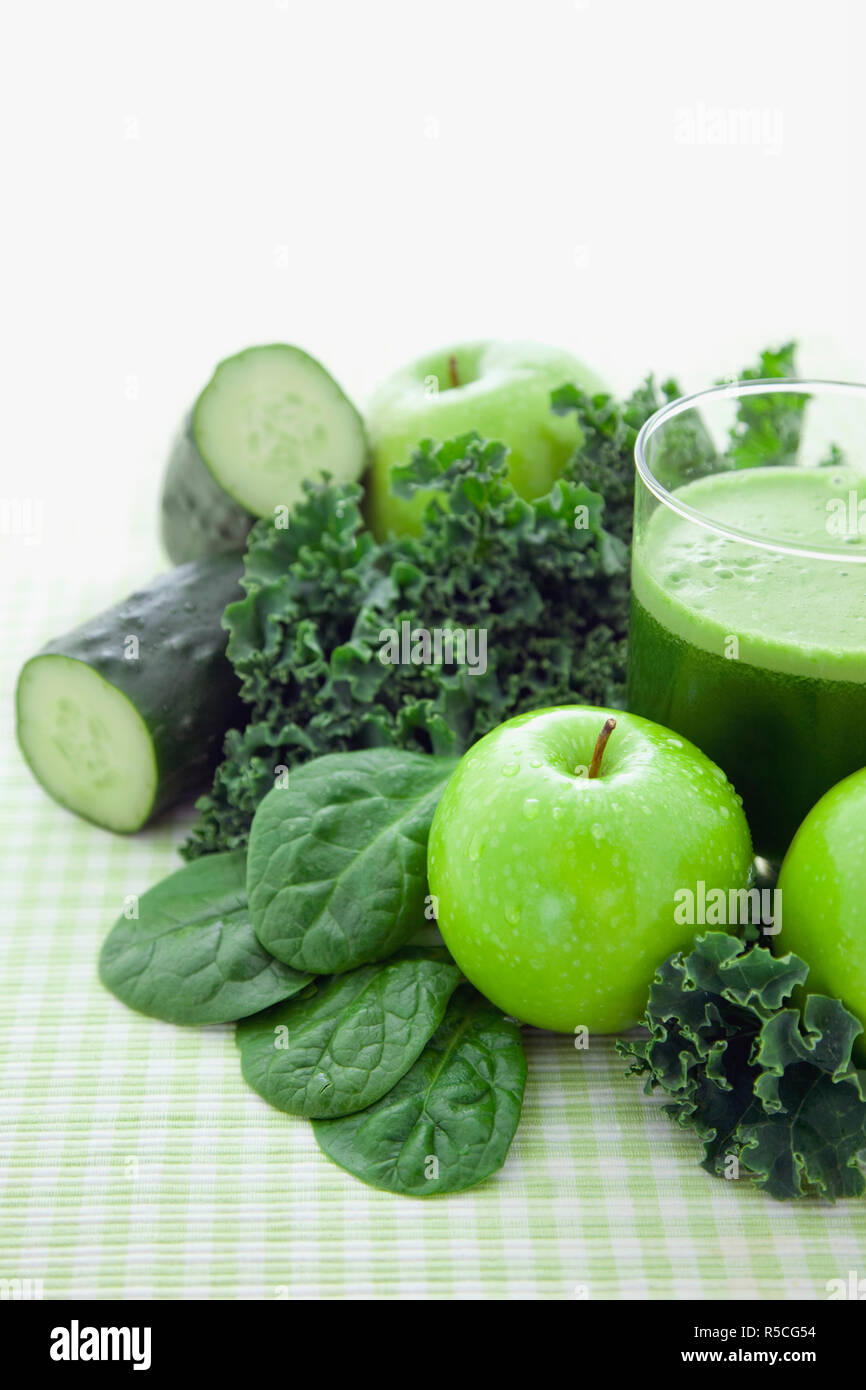 Un sano succo verde su sfondo bianco Foto Stock