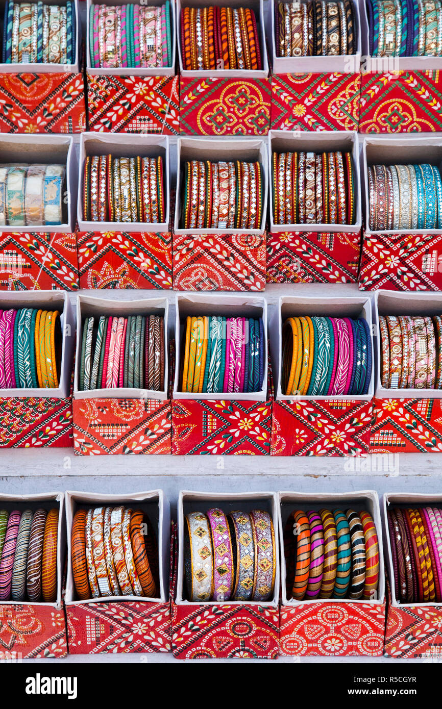 Braclets colorati per la vendita in un negozio di Jaipur, Rajasthan, India Foto Stock