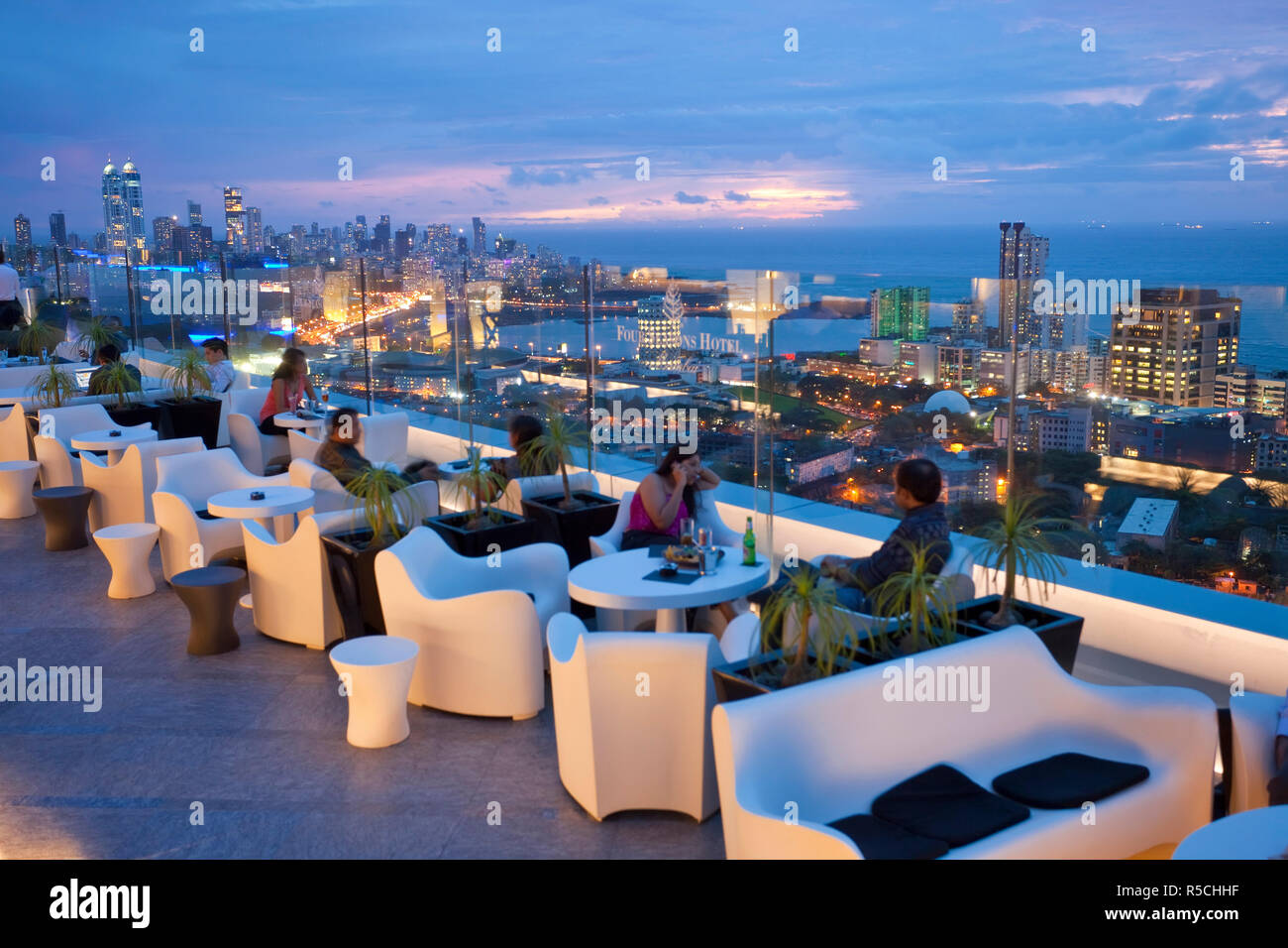 Aer bar, con vista sul centro di Mumbai (Bombay) al tramonto, India Foto Stock