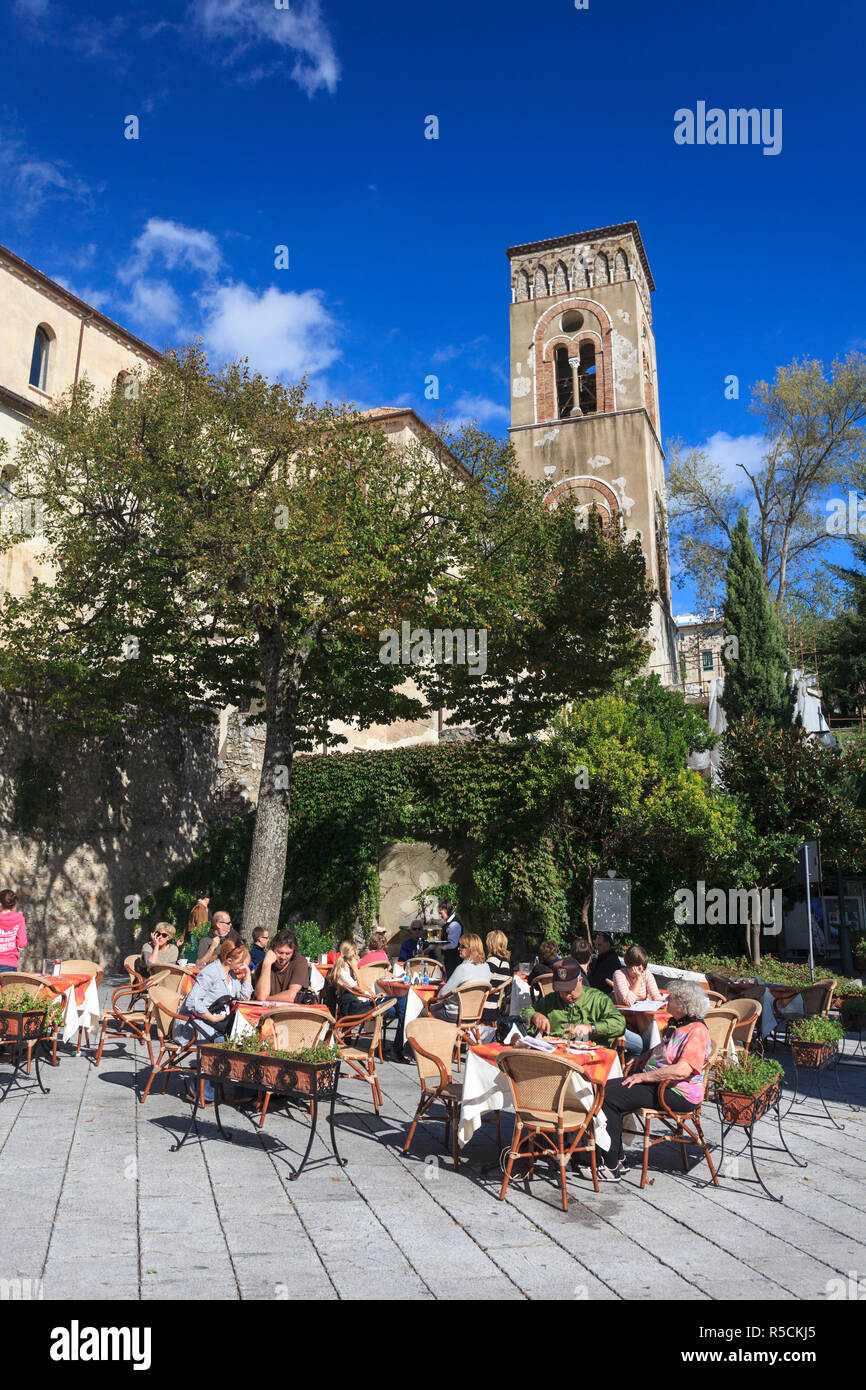 L'Italia, Amalfi, Ravello, outdoor cafe su Piazza Duomo con vista di Villa Rufolo Foto Stock