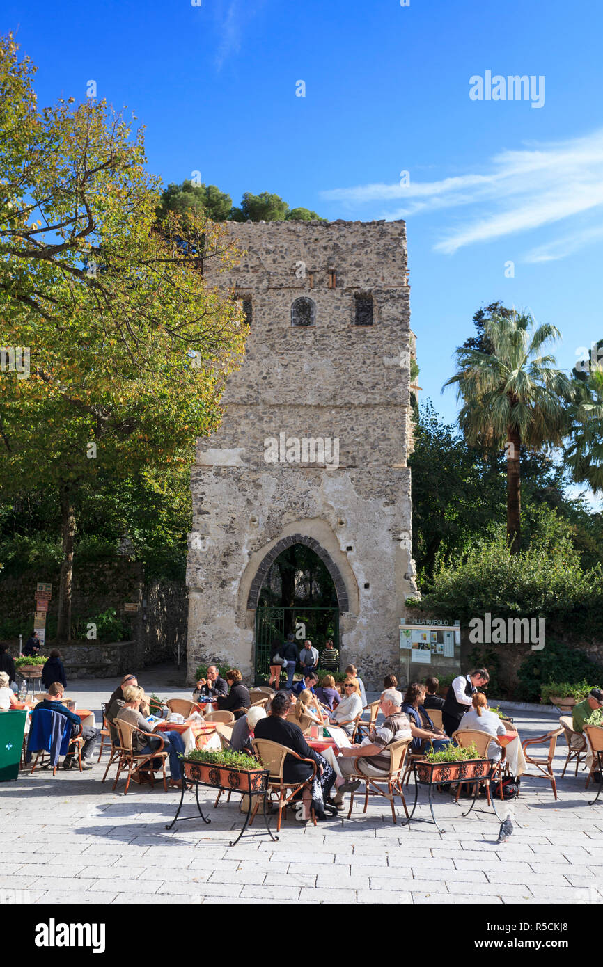 L'Italia, Amalfi, Ravello, outdoor cafe su Piazza Duomo con vista di Villa Rufolo Foto Stock