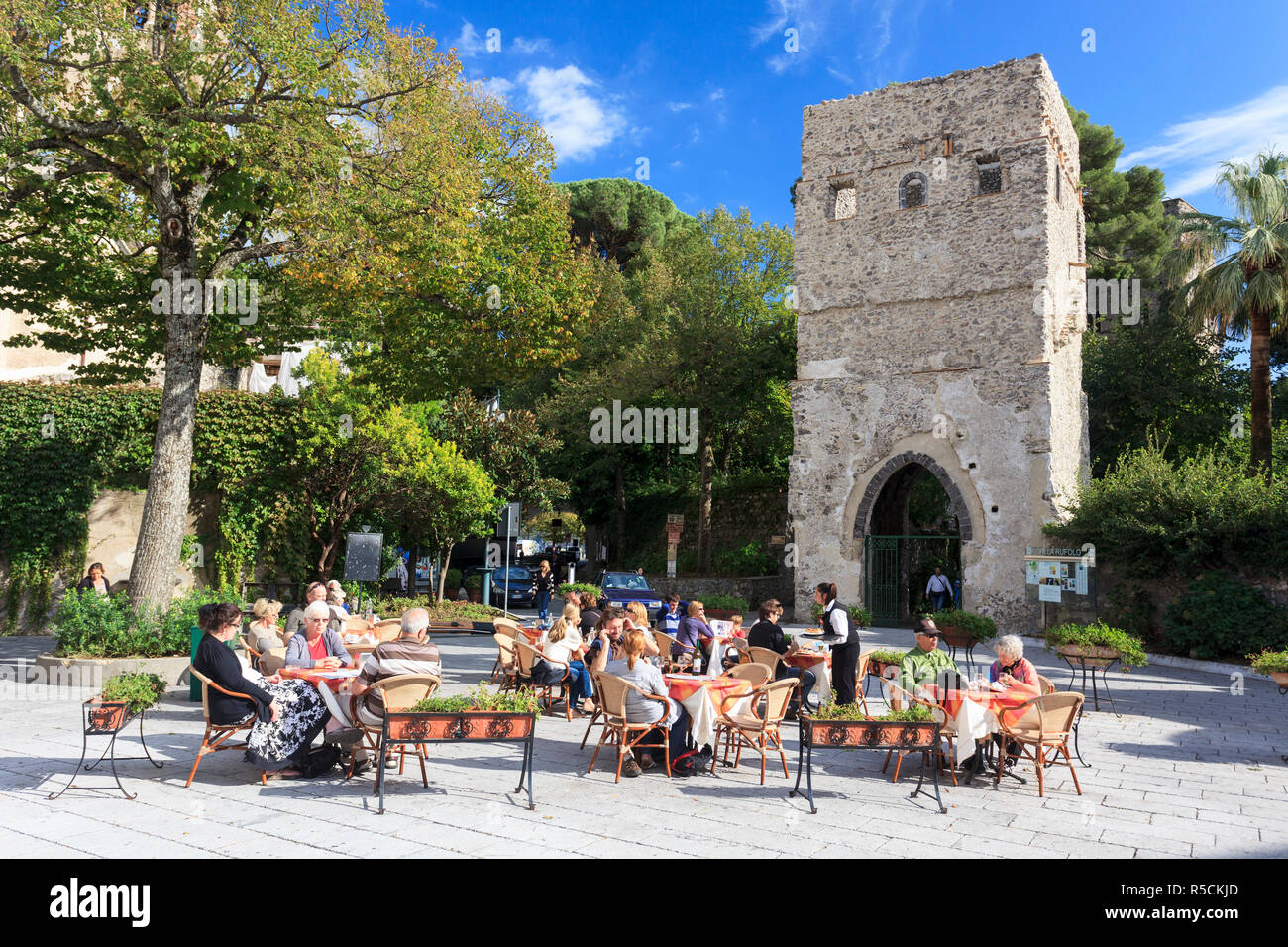 L'Italia, Amalfi, Ravello, outdoor cafe su Piazza Duomo con vista di Villa Rufolo Foto Stock