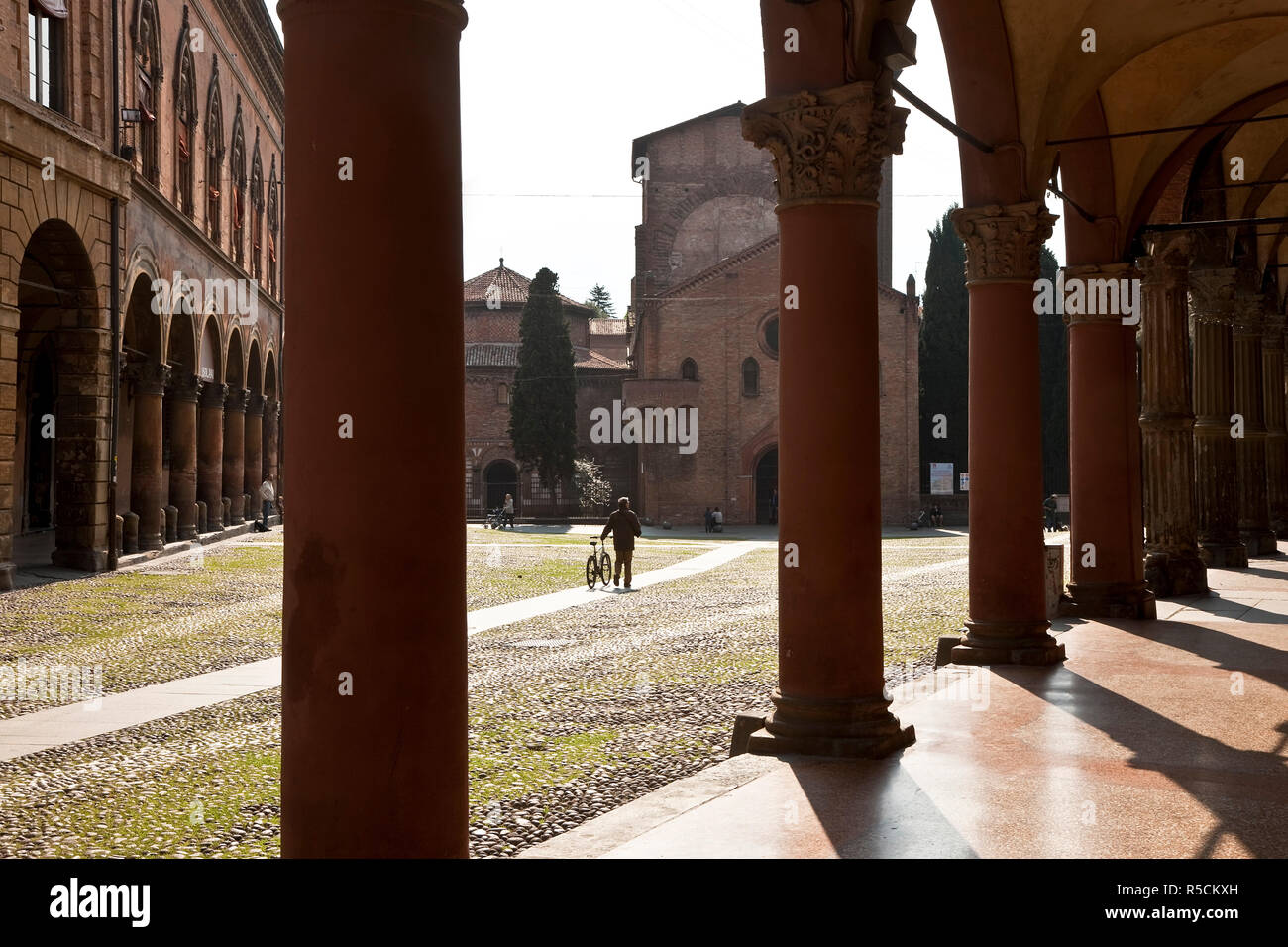 Piazza mercanzia e Torre Asinelli, Bologna, Emilia Romagna, Italia Foto Stock