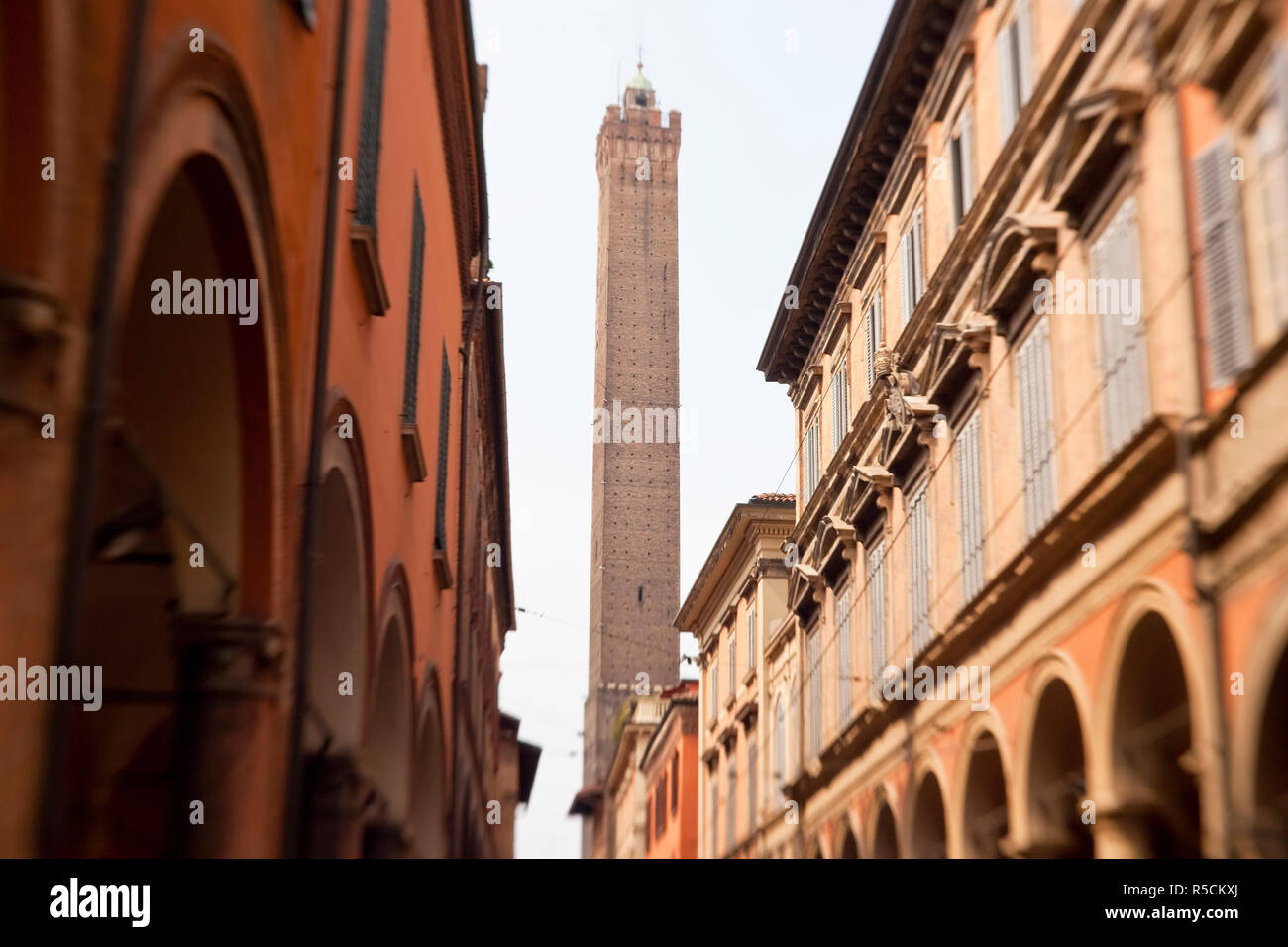 Le Du Torri Tower & street, Bologna, Emilia Romagna, Italia Foto Stock