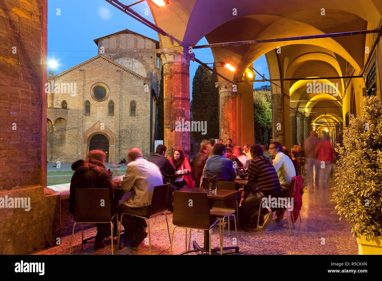 Bar o ristorante al tramonto, Piazza mercanzia e Torre Asinelli, Bologna, Emilia Romagna, Italia Foto Stock
