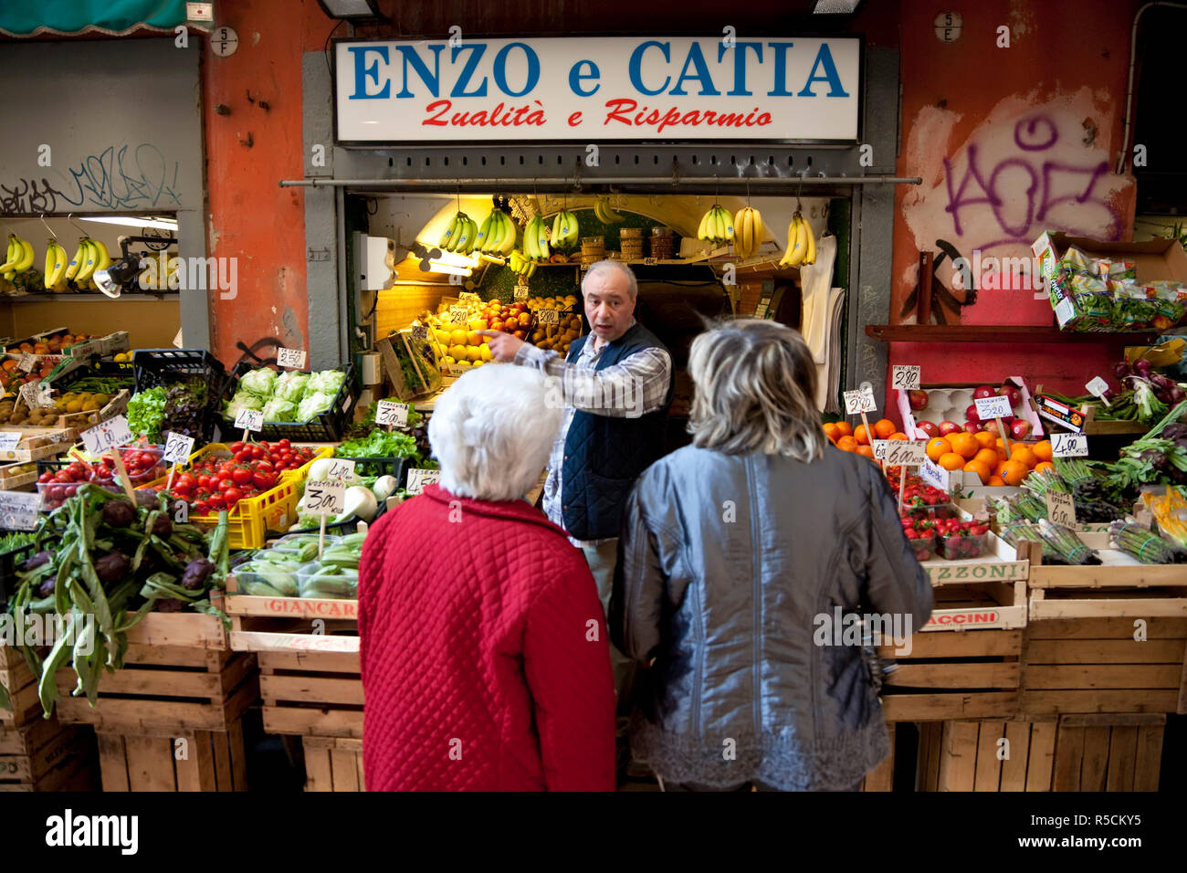 Frutta & vegtable negozi, mercato centrale di Bologna, Emilia Romagna, Italia Foto Stock