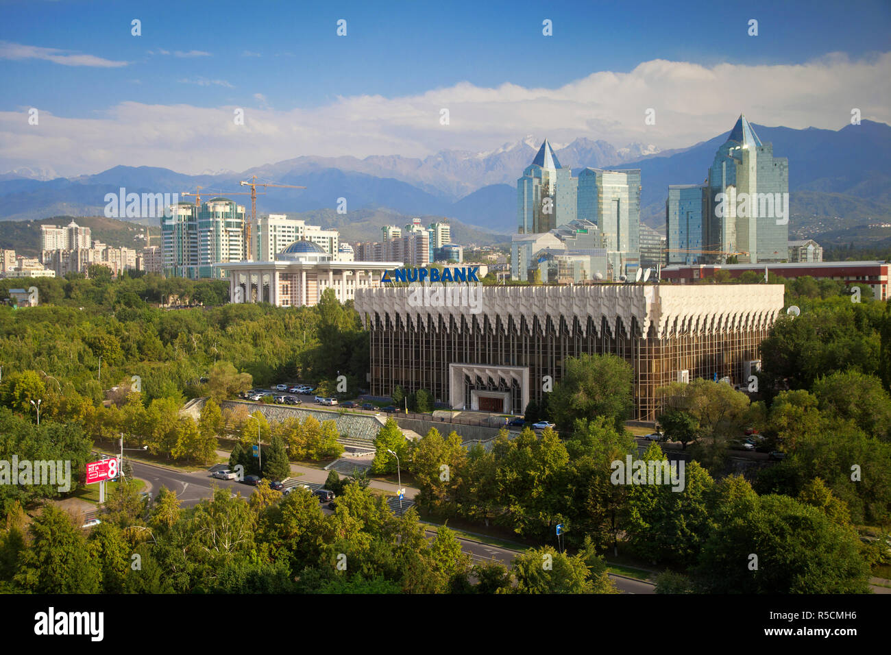 Il Kazakistan, Almaty, vista di piazza vicino Respublika Alangy guardando verso Nurabank e edifici finanziari Foto Stock