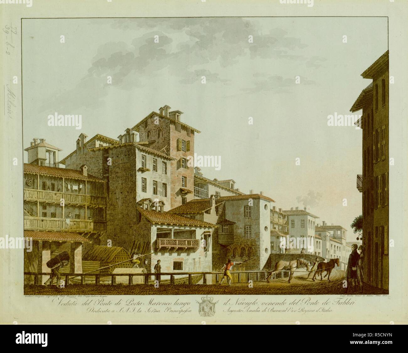 Due ufficiali di stand in primo piano sulla destra guardando due cavalli guidato da uomini tirare una chiatta lungo il canale dal ponte nei pressi di Porta Ticinese (poi Porta Marengo). Case con gallerie in legno e tetti a capanna sul lato opposto e in background. Veduta del ponte di Porta Marenco lungo il Naviglo, venendo del Ponte de Fabbri : Dedicata a S.A.I. Serma la Principessa Augusta Amalia di Baviera vice regina d'Italia. [Milano] : [autore non identificato], [1807]. Fonte: Mappe K.Top.77.39.b.2. Lingua: Italiano. Foto Stock