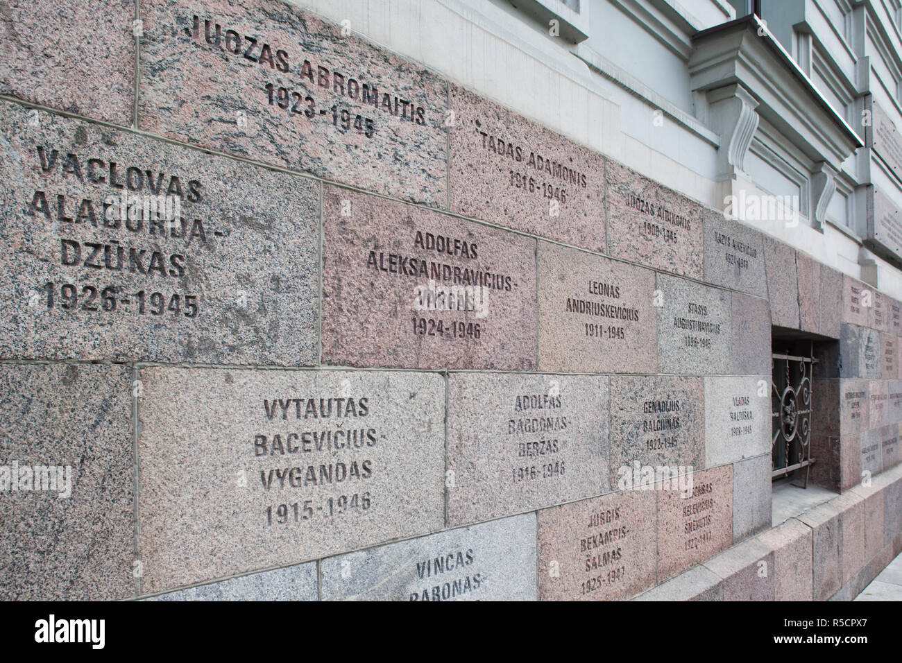 La Lituania, Vilnius, Museo del Genocidio vittime, ospitato nella ex KGB edificio, memoriali a parete Foto Stock