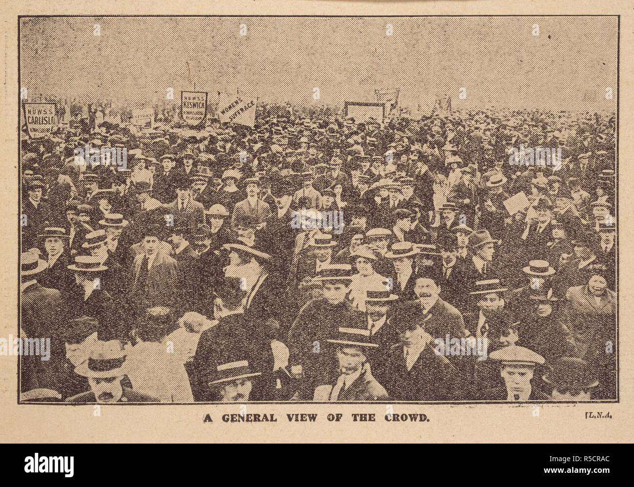 'Una vista generale della folla.". Voti per le donne. Londra : il Reformer è premere, 1907-1918. Londra. Fonte: Voti per le donne, 1 agosto 1913. Foto Stock