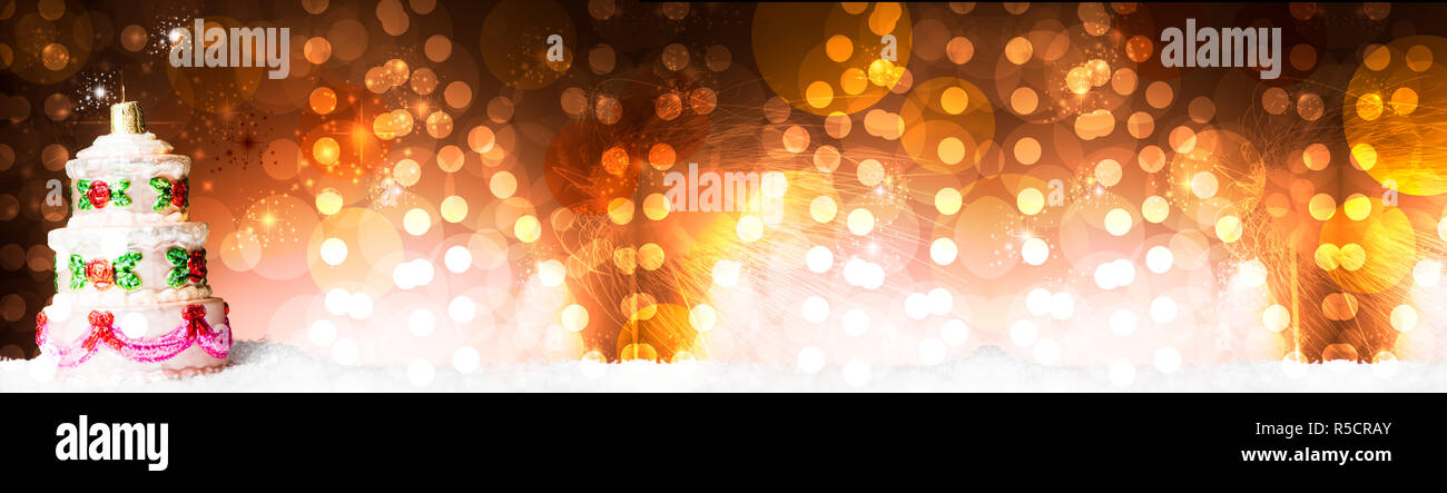 Decorazione di natale con la forma di un multi piano torta di nozze, sulla neve, contro una bella vacanza sfondo ispirato, copia spazio lasciato, panoram Foto Stock