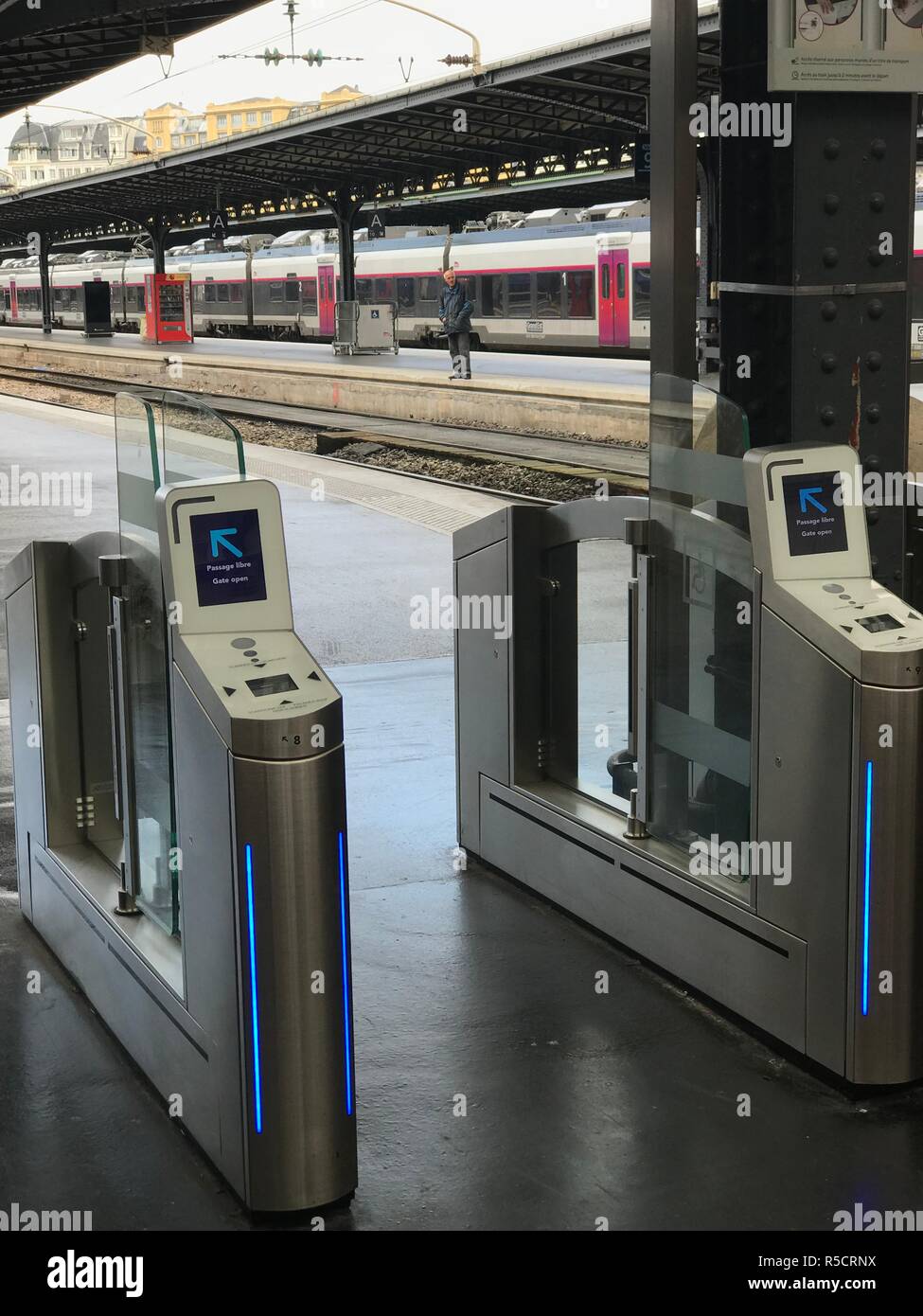 Parigi, Francia. I gateway per binari del treno, Gare de l'Est. Foto Stock