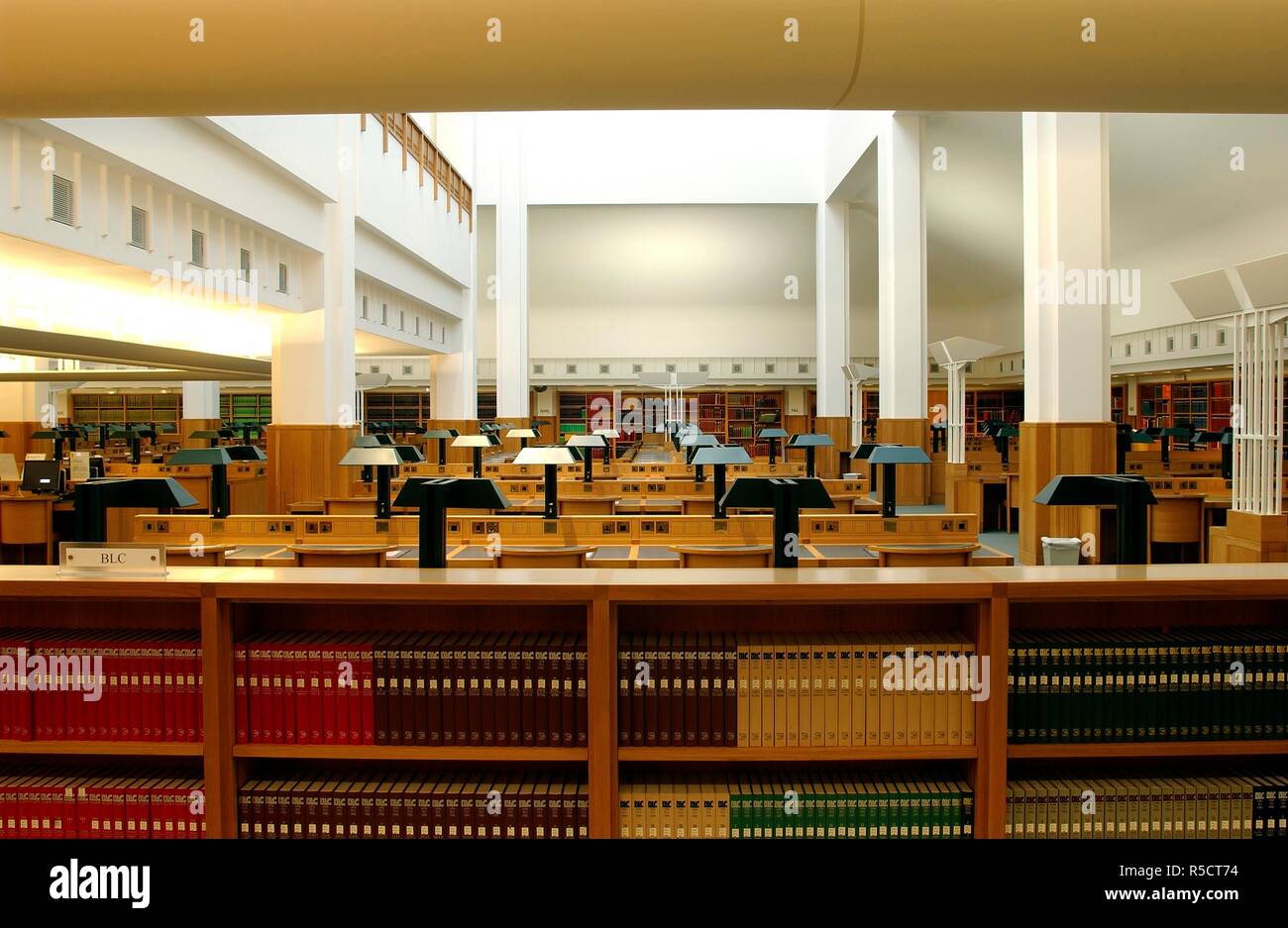 Sala lettura. [Fotografie della British Library edificio a San 2005. Una sala lettura presso la British Library. Immagine presa da [fotografie della British Library edificio a St.Pancras]. Originariamente pubblicato/prodotte nel 2005. . Foto Stock